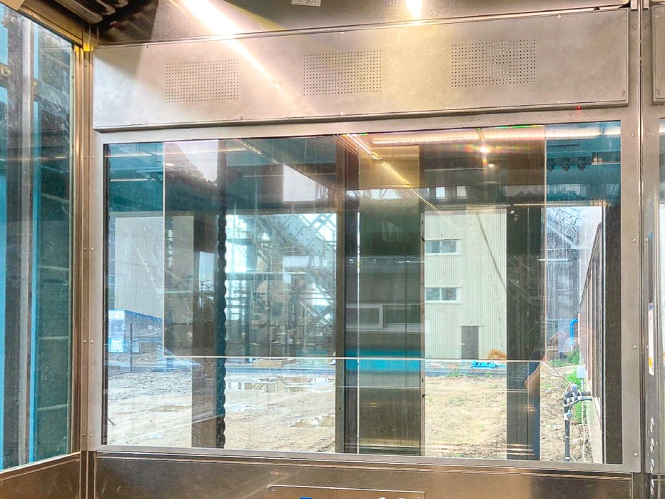 한국중부발전 서천화력본부 전망용 엘리베이터 내 55인치 투명 OLED-02
